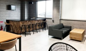 オフィスの移転・改装事例 - カフェのようにカジュアルで居心地の良い食堂へ