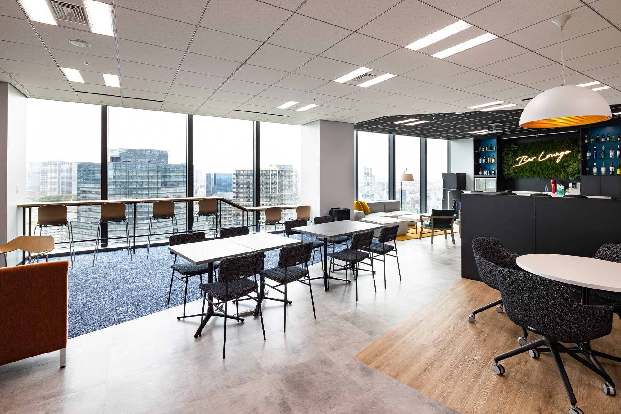 オフィスの移転・改装事例 - エンゲージメントが高まるデザイン性に富んだオフィス