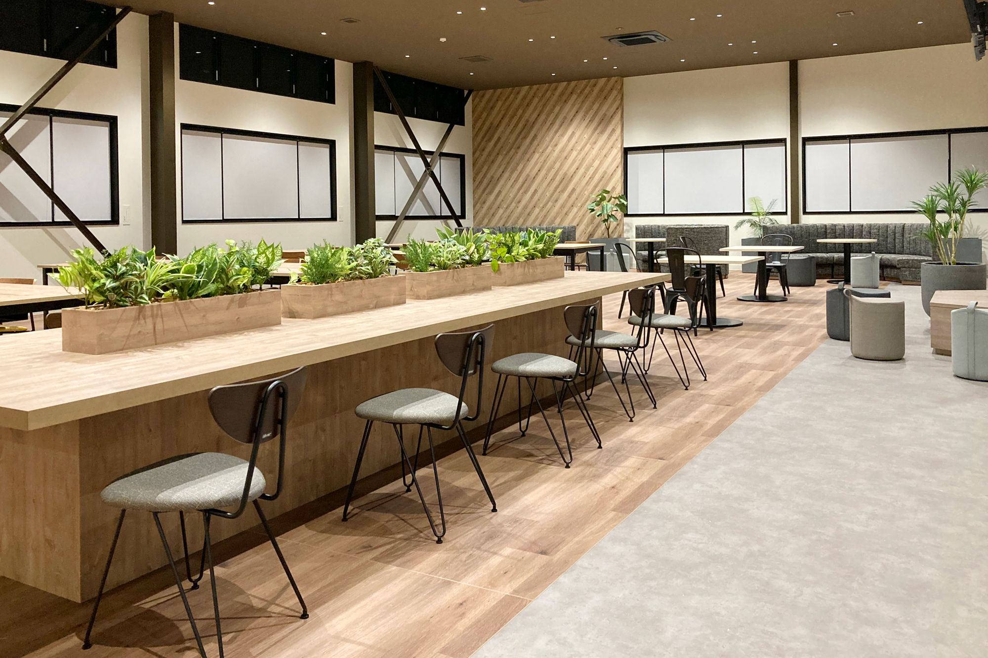 オフィスの移転・改装事例 - 気持ちの切り替えができるリフレッシュに最適な食堂