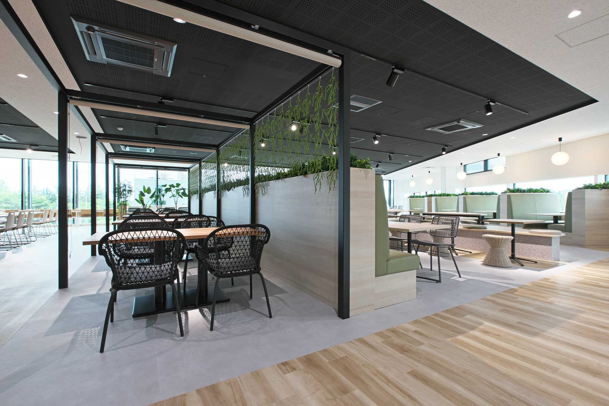 オフィスの移転・改装事例 - 多目的な利用が可能で「PARK」をコンセプトとした、リフレッシュできる食堂