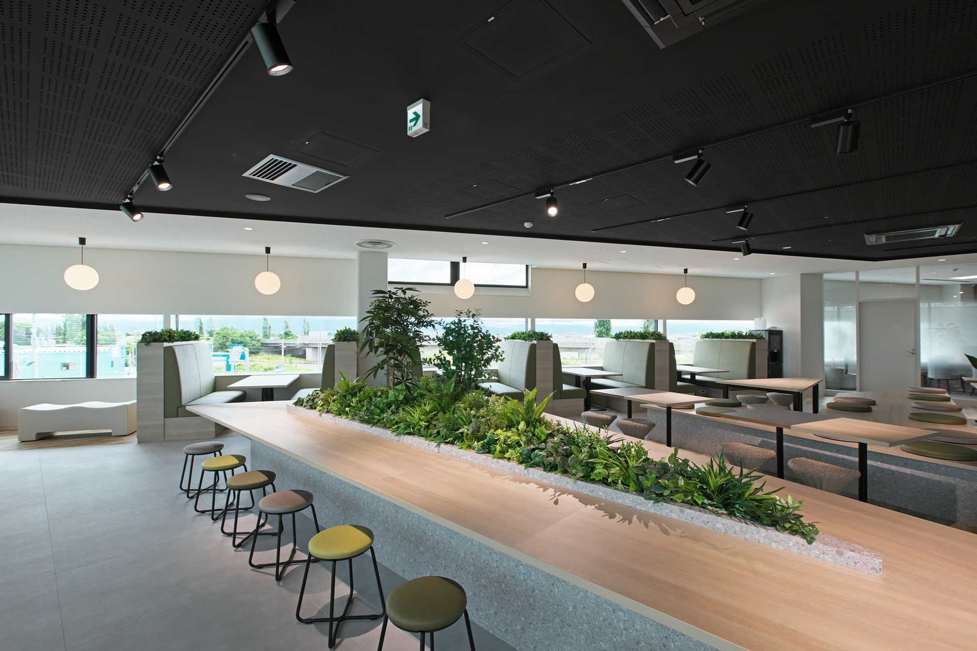 オフィスの移転・改装事例 - 多目的な利用が可能で「PARK」をコンセプトとした、リフレッシュできる食堂