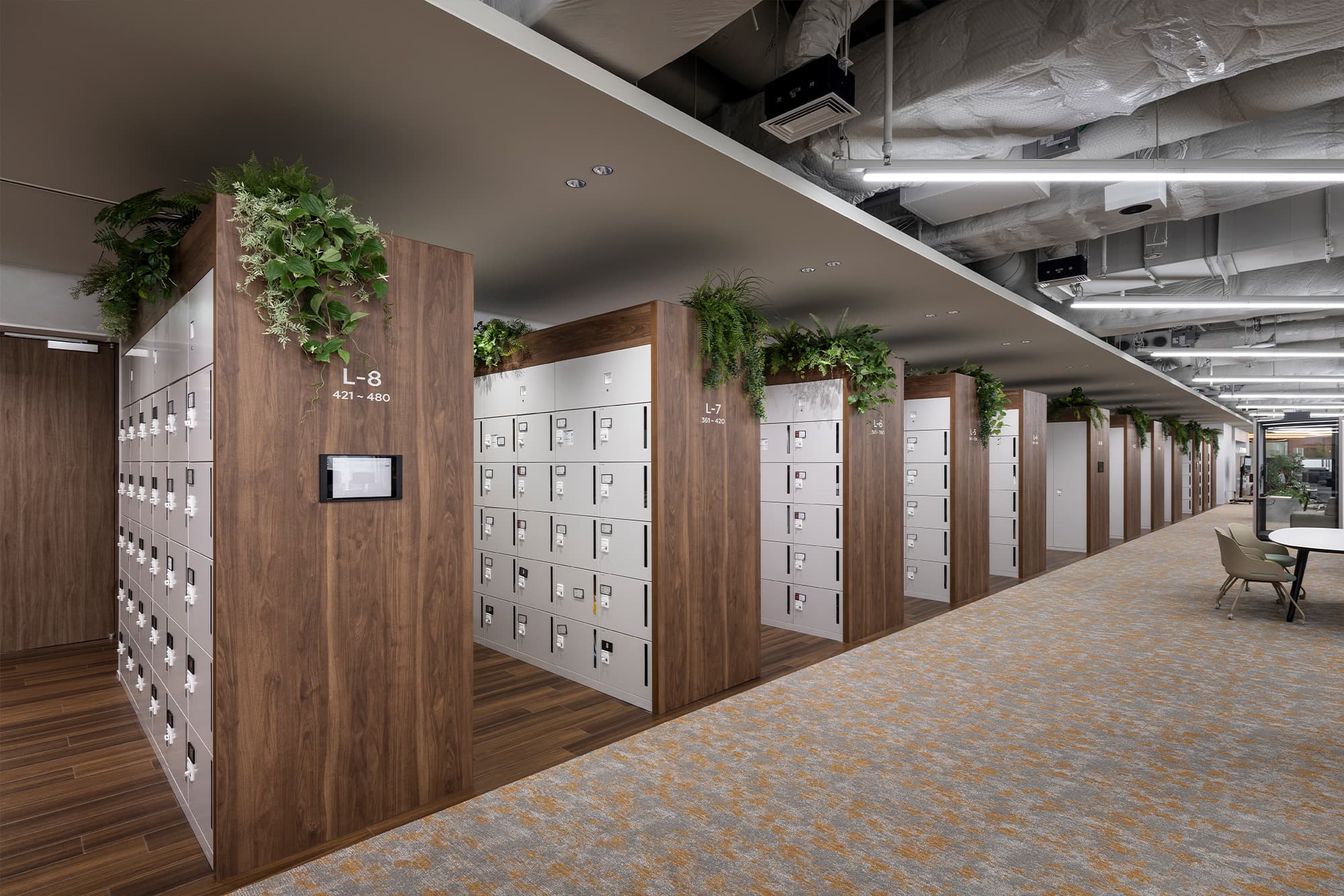オフィスの移転・改装事例 - 社員が自然と集まるような“目的地”と、多様な変化にも対応できる“可変性”を目指したオフィス