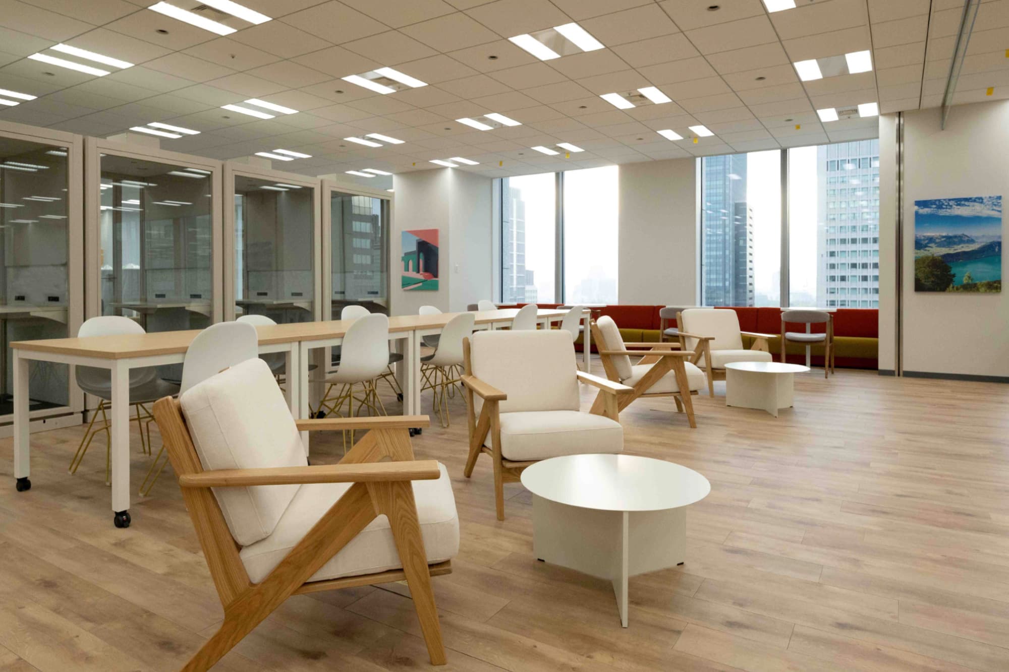 オフィスの移転・改装事例 - コミュニケーション活性化と業務効率改善を目指したオフィス​