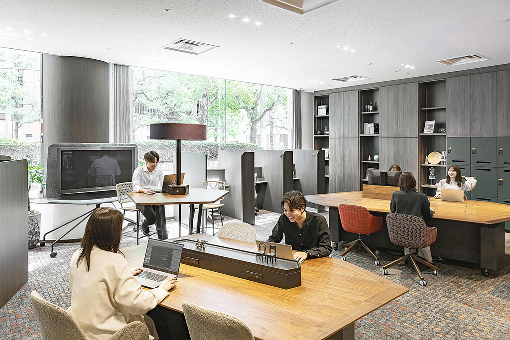 オフィスで働く社員