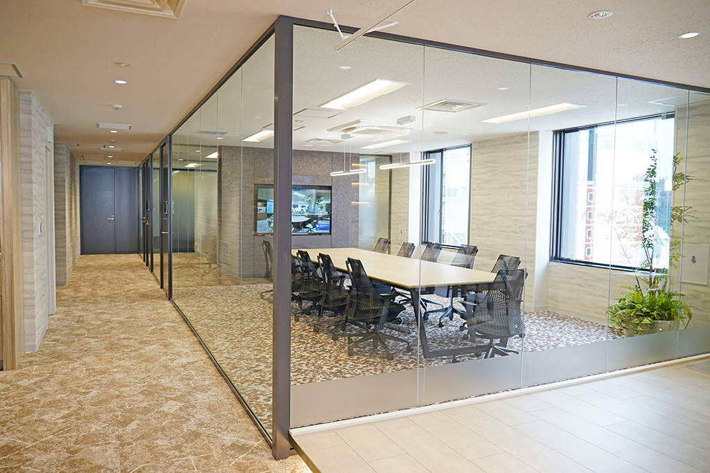 オフィスの個室はどこにレイアウトするのがよい？図面例や押さえておきたいポイントを紹介