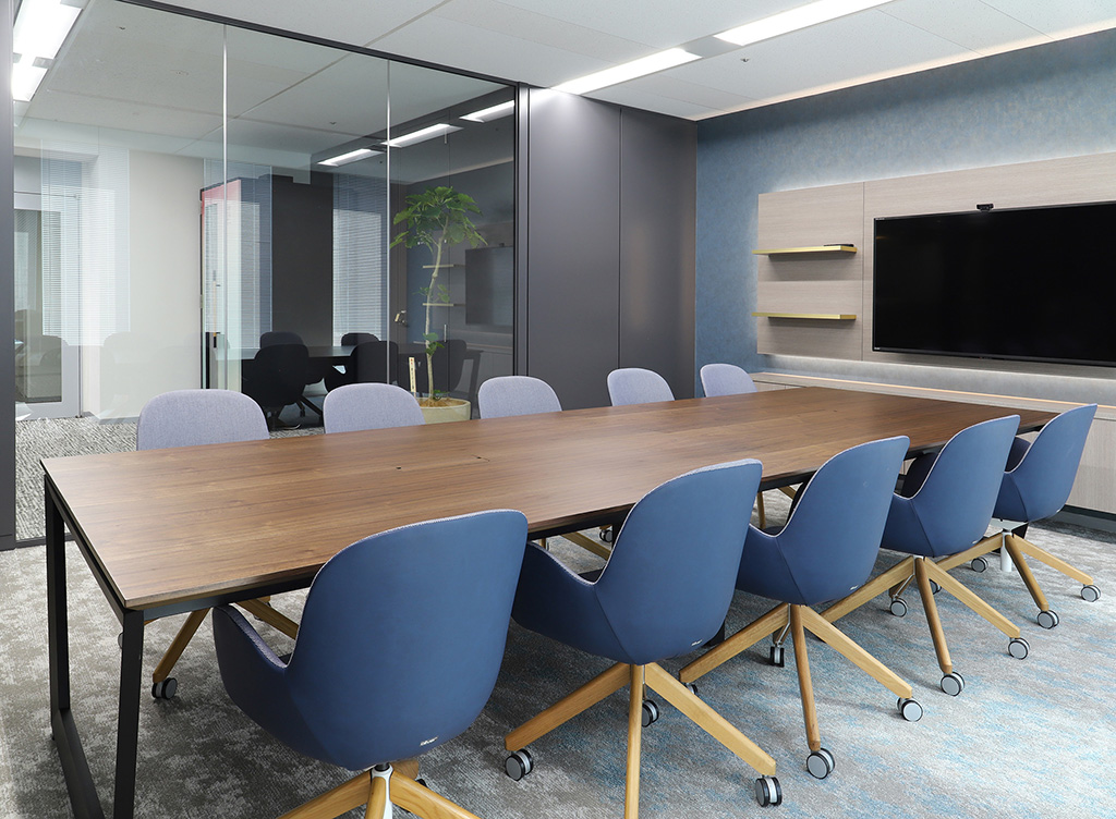 オフィスの個室はどこにレイアウトするのがよい？図面例や押さえておきたいポイントを紹介