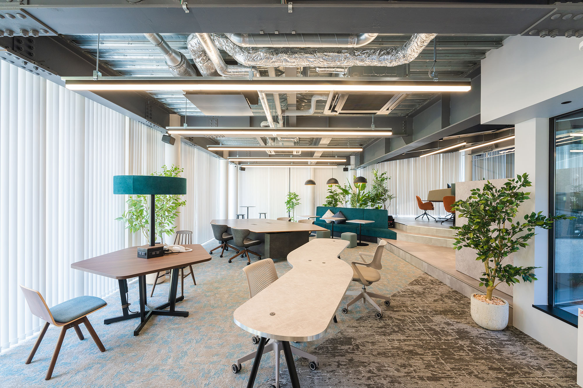 オフィスのプロジェクト事例 - 人が集まり、コミュニケーションが広がっていくオフィス