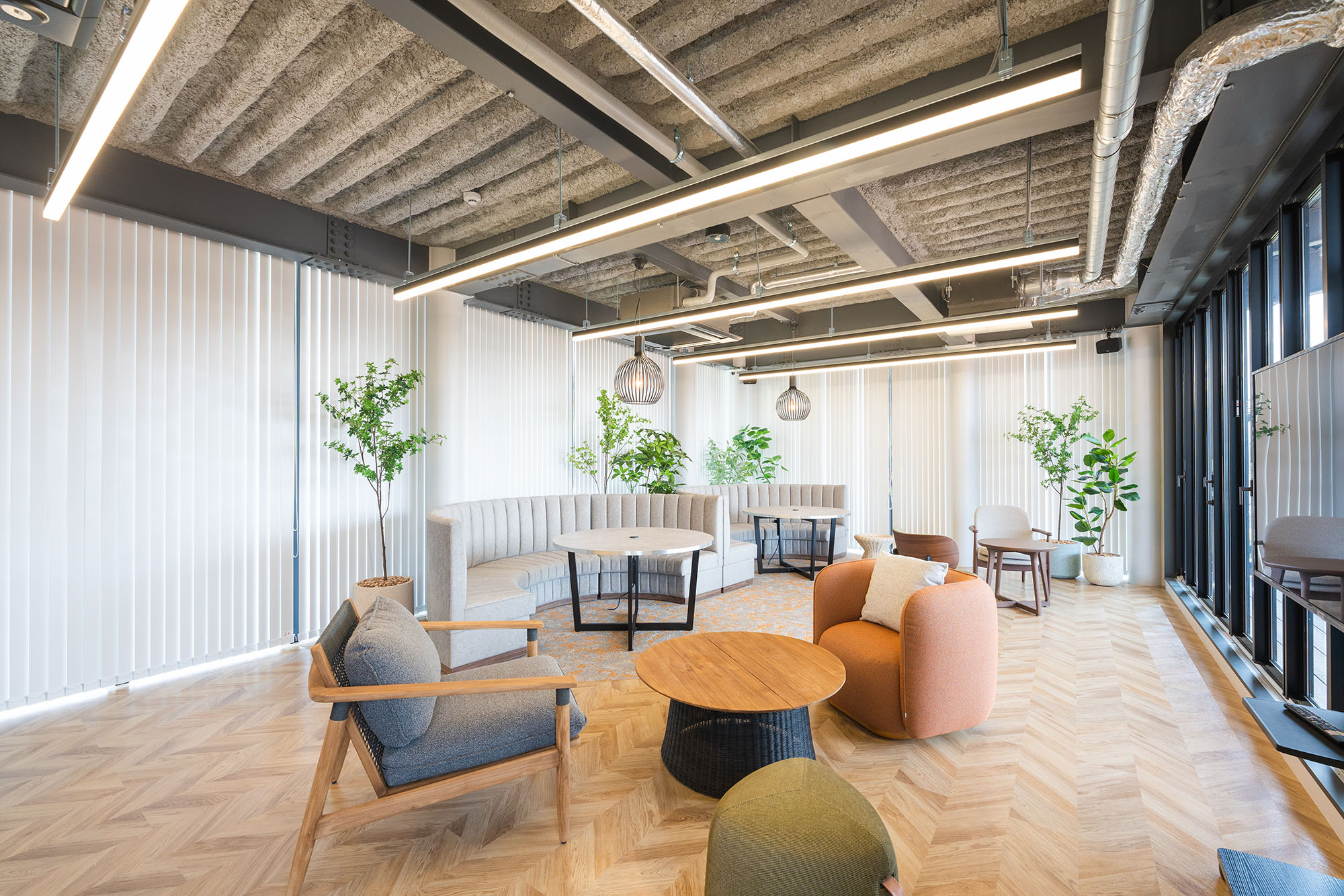 オフィスのプロジェクト事例 - 人が集まり、コミュニケーションが広がっていくオフィス