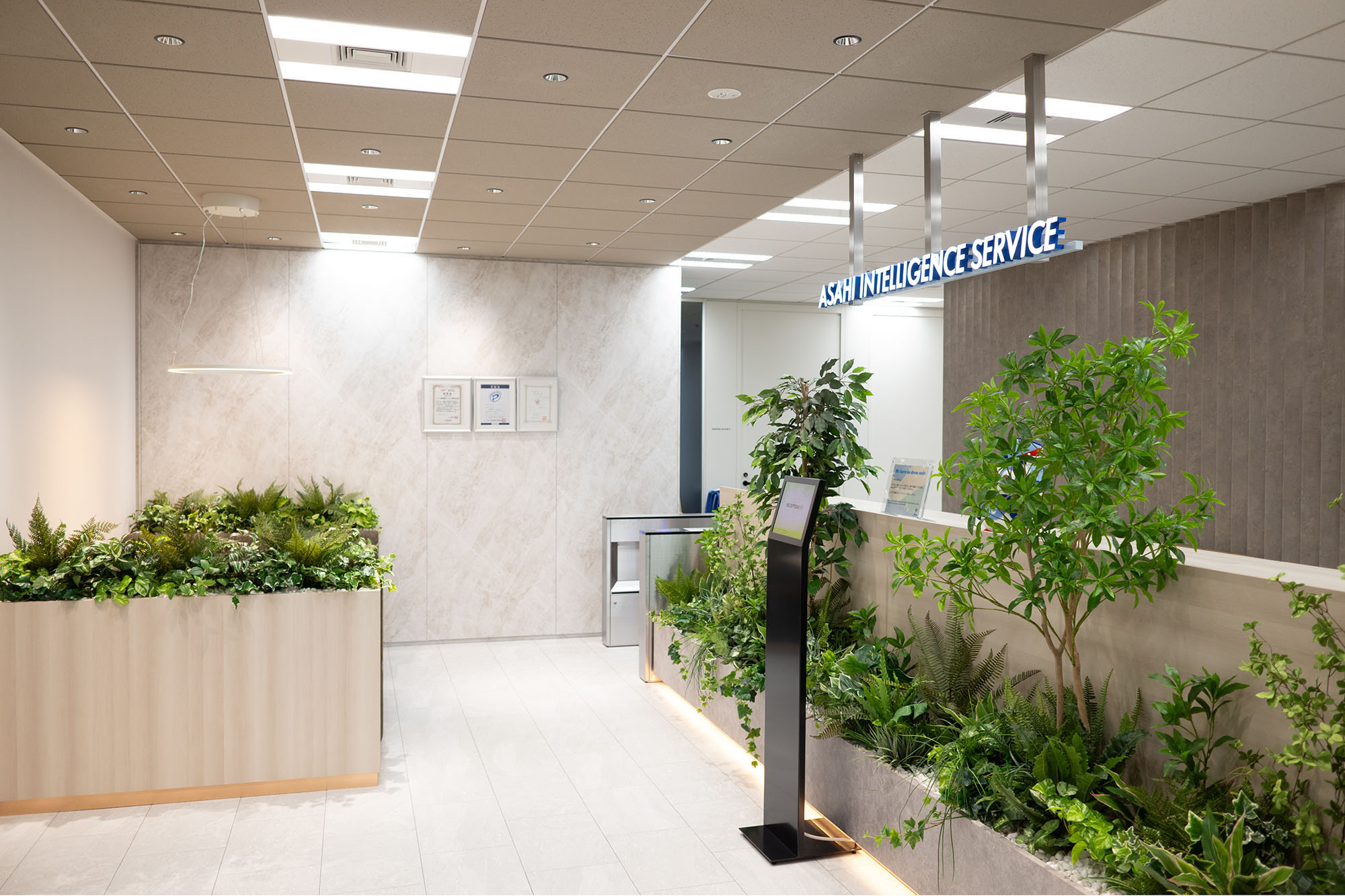 オフィスのプロジェクト事例 - 開放感を保ちながら、安心して働けるオフィス