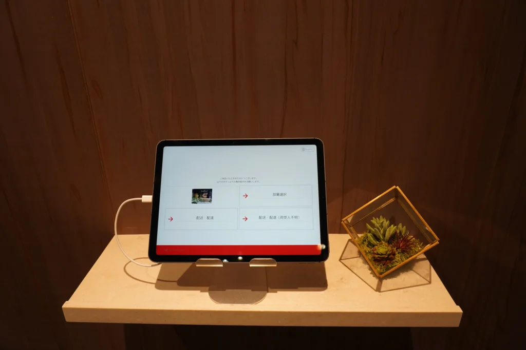 オフィス入口の入館手続きタブレット